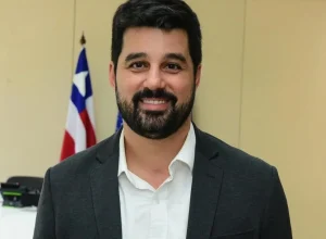 Secretário de Mobilidade de Salvador em Paris enquanto prisão é decretada