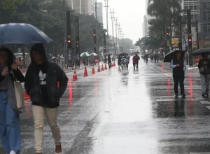 Sudeste enfrenta temporais e alerta de chuvas intensas nesta semana