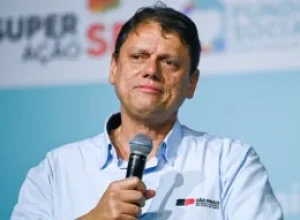 Tarcísio defende união da direita após desistência de Salles