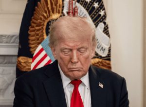 Trump reafirma atenção às Eleições brasileiras, mas evita apoiar Flávio Bolsonaro