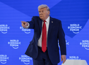 O presidente dos EUA, Donald Trump, gesticula durante o 56º Fórum Econômico Mundial (WEF) anua...