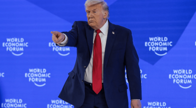O presidente dos EUA, Donald Trump, gesticula durante o 56º Fórum Econômico Mundial (WEF) anua...