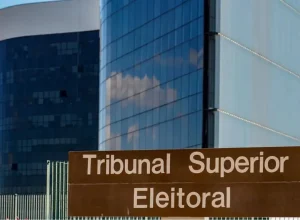 TSE interrompe novas filiações após irregularidade envolvendo Flávio Bolsonaro