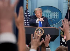 Veículos de comunicação solicitam ao juiz que impeça Trump de banir acesso à Casa Branca